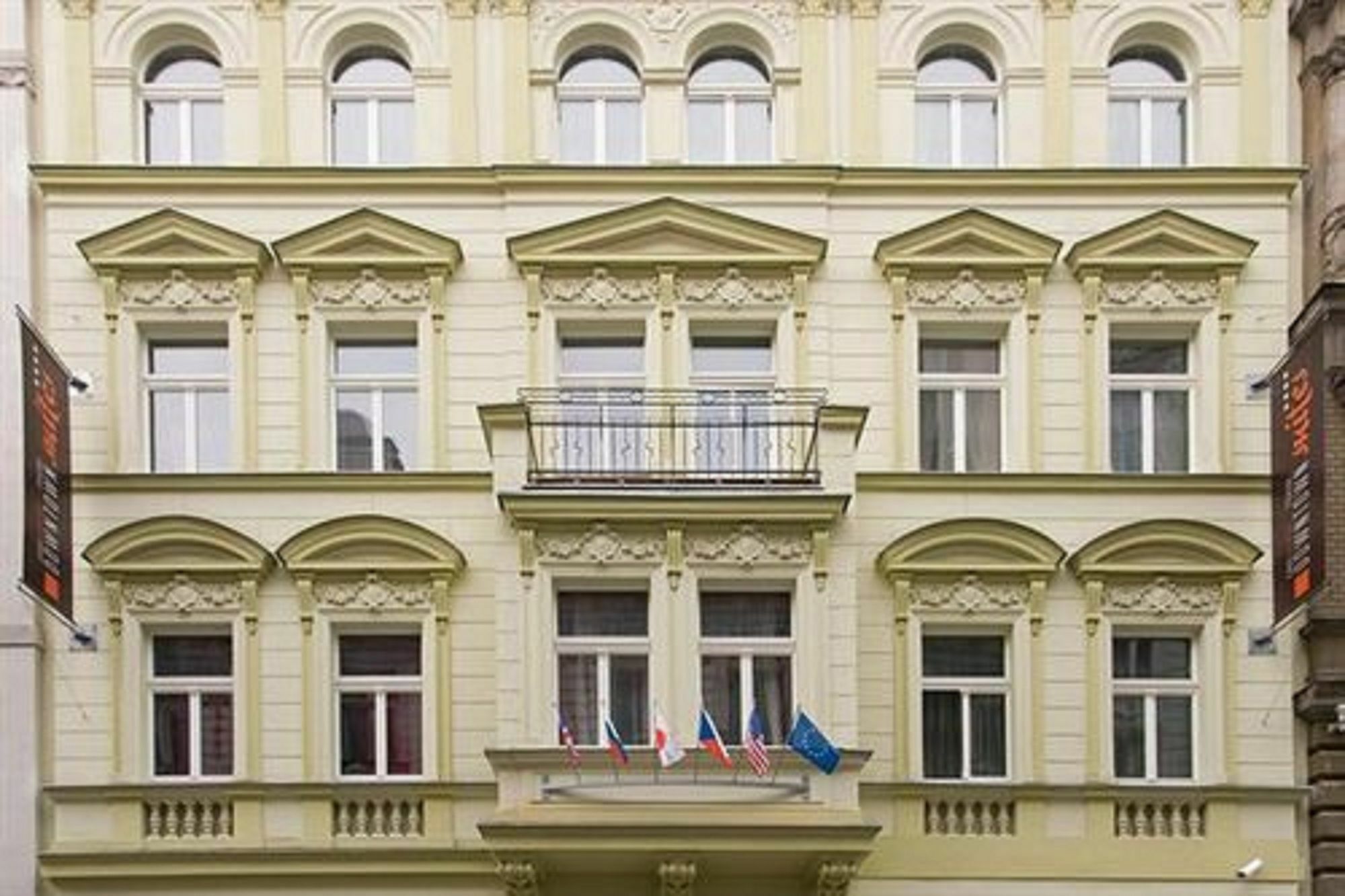 Downtown Suites Kodanska Прага Экстерьер фото