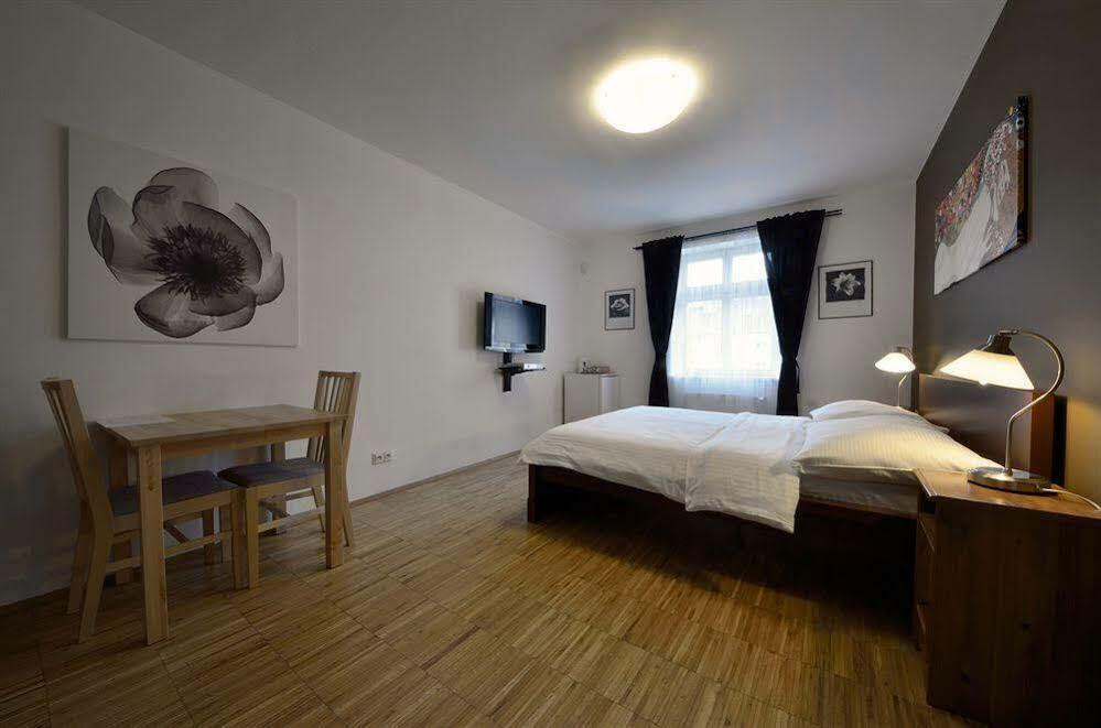 Downtown Suites Kodanska Прага Экстерьер фото